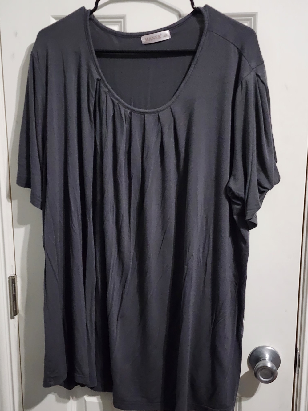 MANER Pleated Scoop-Neck Tunic Top in Charcoal
